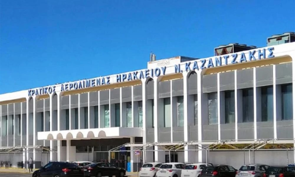 Ηράκλειο: Γερμανός τουρίστας έλουσε με μπύρα και κλώτσησε τη σύντροφό του στο αεροδρόμιο